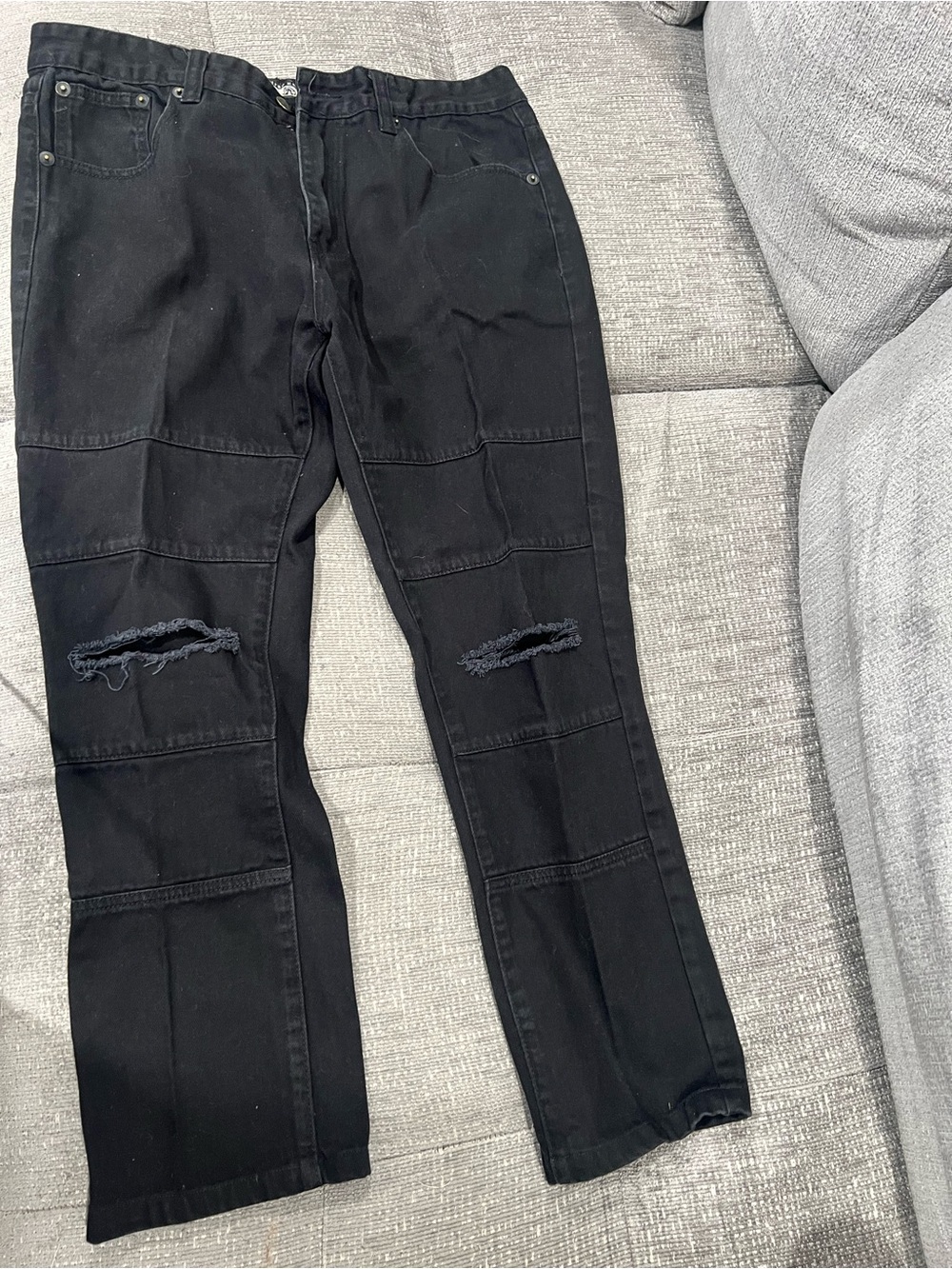 Gray earth Men's Black Straight Jeans with Knee Rip Detailing. N11